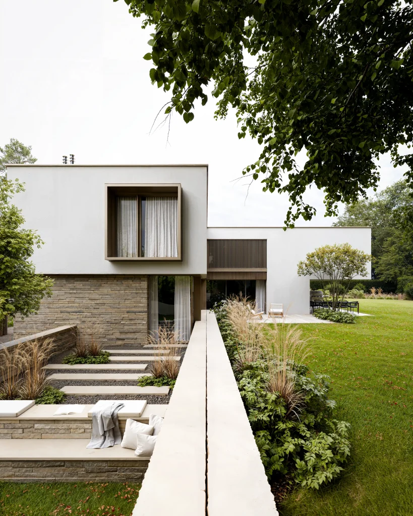 Architekturvisualisierung eines weißen Wohnhauses mit Natursteinsockel, Terrasse und Gartentreppe